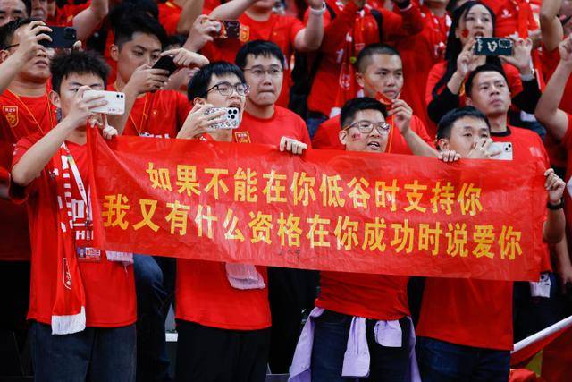 拉拉维亚分享高尔夫球照 展现休闲时光